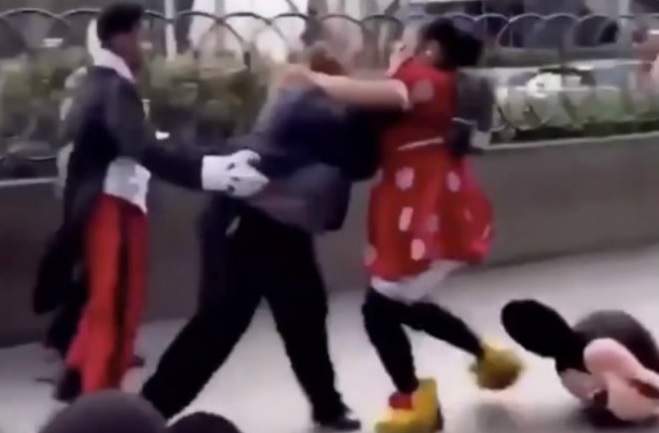 Mulher vestida de Minnie briga com segurança e Mickey e Pateta entram em desespero