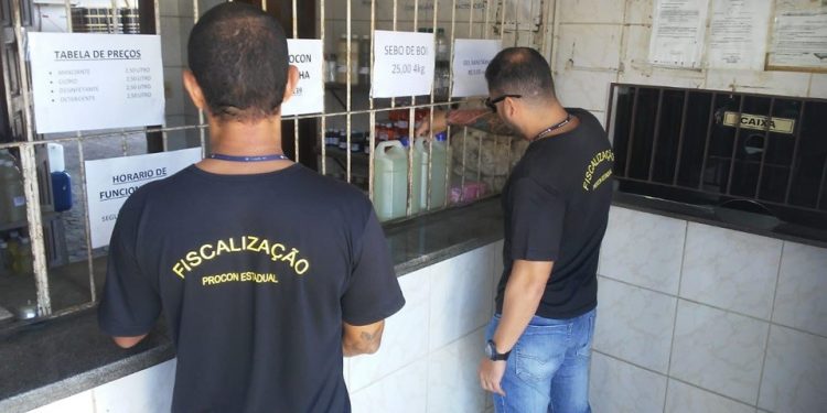 Procon-ES flagra venda de álcool em gel sem procedência