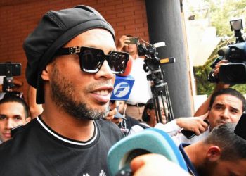 Ex-presidente do Barcelona defende Ronaldinho: ‘Não sabe por que foi preso. Alguém o enganou’