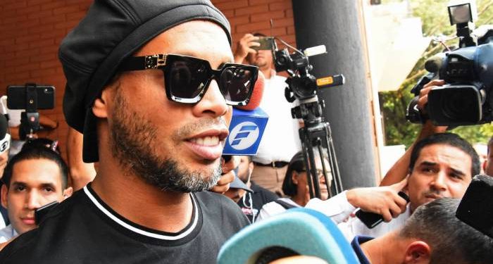 Ex-presidente do Barcelona defende Ronaldinho: ‘Não sabe por que foi preso. Alguém o enganou’