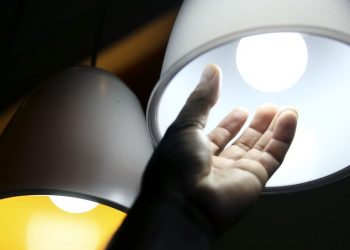 Senado aprova proibição de corte de luz em véspera de fins de semana