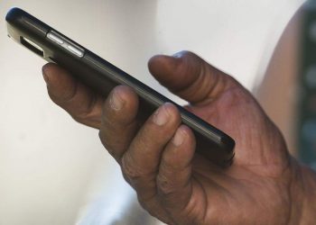 Com alto risco de contaminação, cidades disponibilizam telefones para denúncia de aglomerações