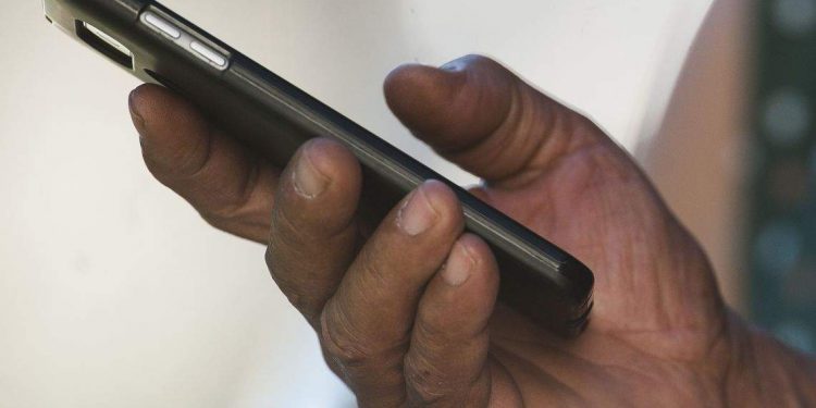 Com alto risco de contaminação, cidades disponibilizam telefones para denúncia de aglomerações