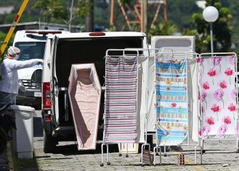 Família abre caixão em velório e cinco são contaminados por Covid-19