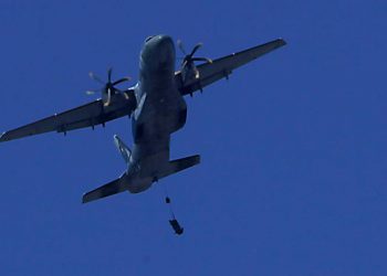 Paraquedista fica preso em aeronave, cai ao executar exercício e morre no Rio