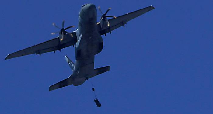 Paraquedista fica preso em aeronave, cai ao executar exercício e morre no Rio