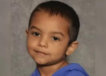 Menino de 6 anos morre de fome ao ser trancado no armário pelos pais