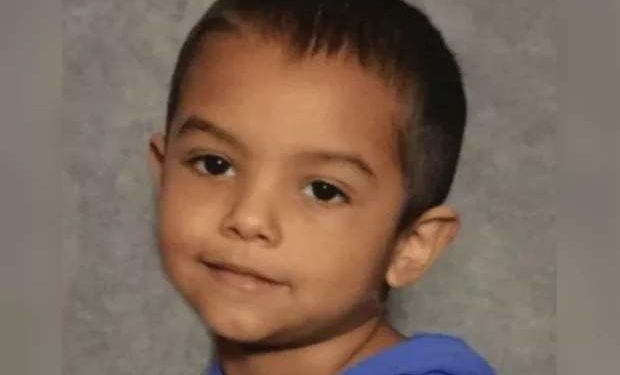 Menino de 6 anos morre de fome ao ser trancado no armário pelos pais