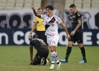 Vasco bate o Ceará e volta à liderança do Brasileiro após oito anos