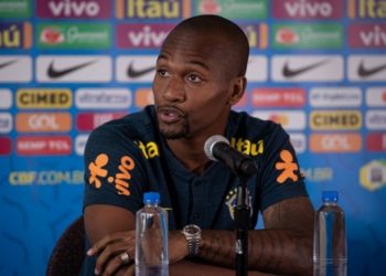 Ex-zagueiro do Flamengo convocado por Tite interage em publicação recebe pedidos da torcida: ‘Volta pra casa!’