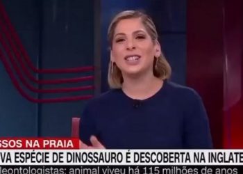 Daniela Lima começou a rir tanto que não conseguia dar uma notícia sobre dinossauros