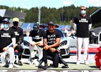 Pilotos da F1 voltam a protestar contra racismo antes do GP da Inglaterra