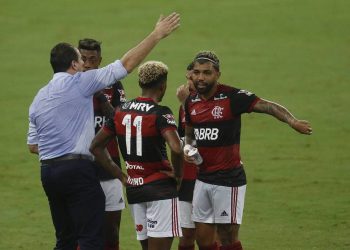 Hugo Souza falha, e Flamengo perde em dia de estreia de Rogério Ceni