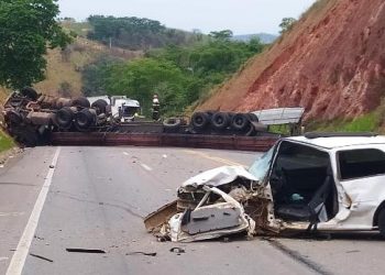 Carreta tomba na ES-259, próximo ao lixão em Colatina