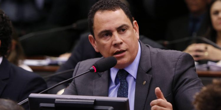 Deputado Da Vitória pede para Petrobras não retirar plataforma do litoral norte do ES