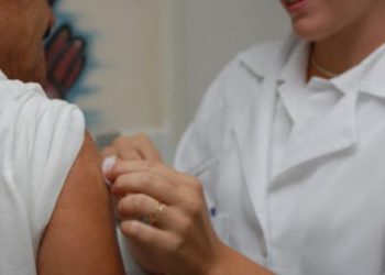 Vacinação para idosos com mais de 67 anos acontece neste sábado (03), em Colatina