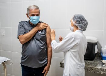 Prefeito de Linhares Guerino Zanon recebe a primeira dose da vacina contra a Covid-19