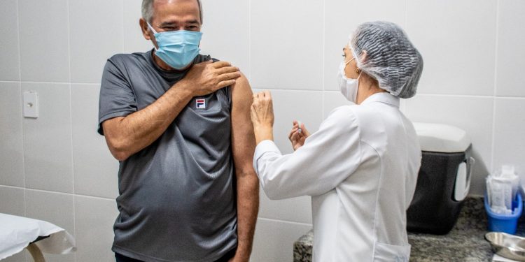 Prefeito de Linhares Guerino Zanon recebe a primeira dose da vacina contra a Covid-19