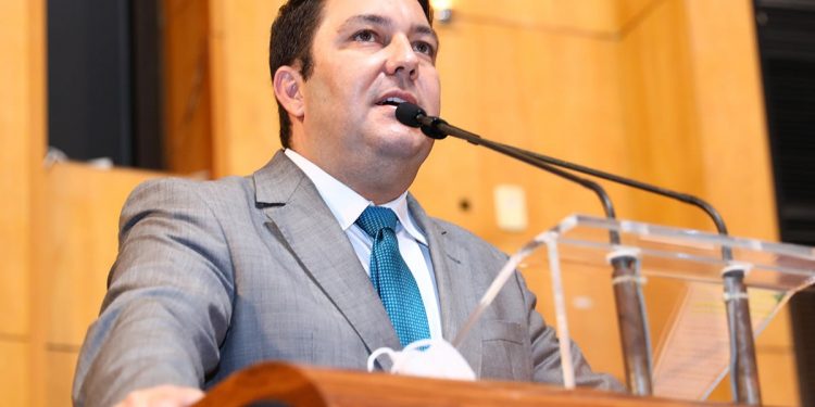 Assembleia aprova indicação de Bruno que garante entrega de absorventes a alunas nas escolas públicas