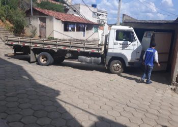 Motorista de caminhão perde controle em ladeira e bate contra casa no bairro São Marcos
