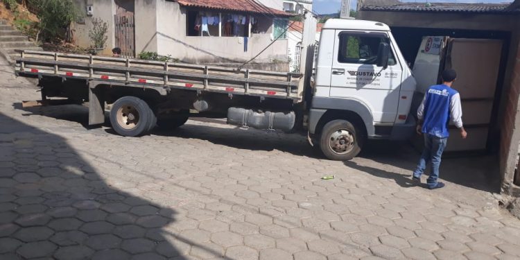 Motorista de caminhão perde controle em ladeira e bate contra casa no bairro São Marcos