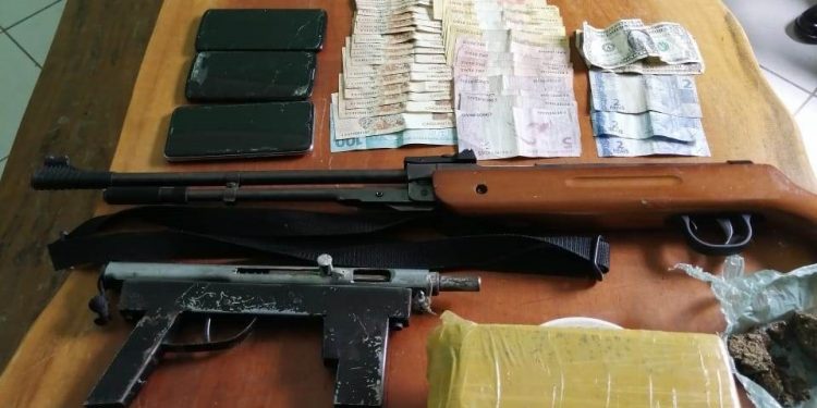 Quatro suspeitos são detidos por tráfico de drogas e porte ilegal de arma de fogo em Alto Rio Novo 1 Quatro suspeitos são detidos por tráfico de drogas e porte ilegal de arma de fogo em Alto Rio Novo