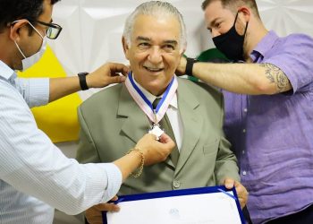 Deputado Renzo Vasconcelos entrega Comenda Domingos Martins ao Conselheiro Administrativo da Cooabriel