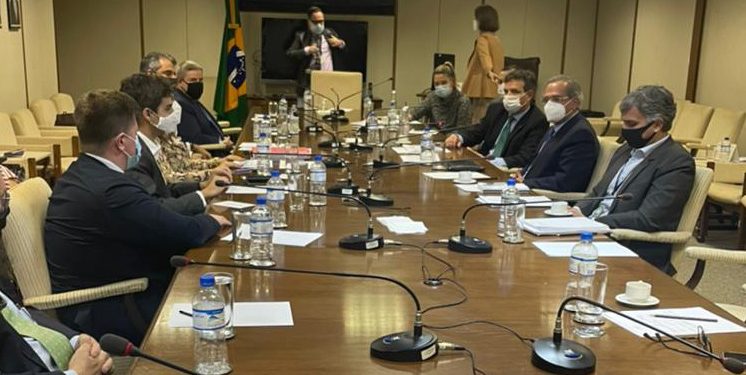 Felipe Rigoni articula inclusão de parlamentares, juízes e militares na Reforma Administrativa