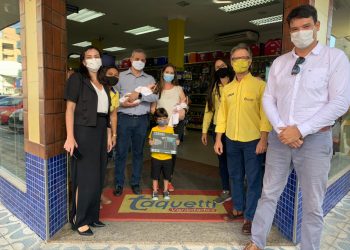 Comerciante de Linhares se emociona ao receber homenagem surpresa do Dia dos Pais