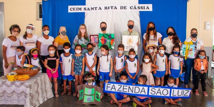 Cacauicultor de Linhares é homenageado por alunos de escola do bairro Araçá
