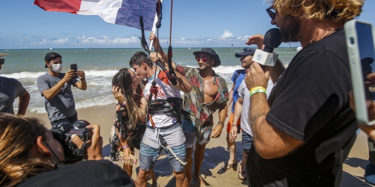 Terceiro dia de Superkite consagra campeão mundial de kitesurf; finais da etapa do Cumbuco têm três brasileiros confirmados