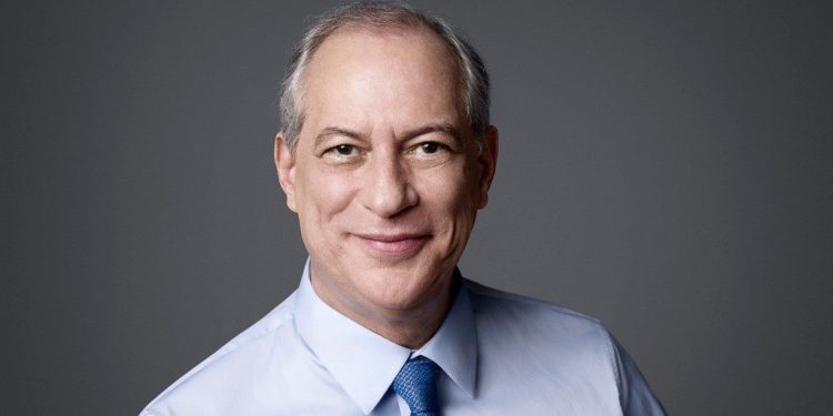 Ciro Gomes retira pré-candidatura à presidência