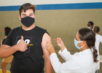 Vacina Sim: Linhares atinge 70% da população totalmente vacinada e recomenda manter os cuidados contra a Covid-19