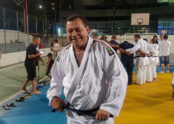 Judocas de Linhares recebem faixas pretas