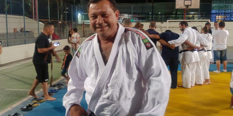 Judocas de Linhares recebem faixas pretas