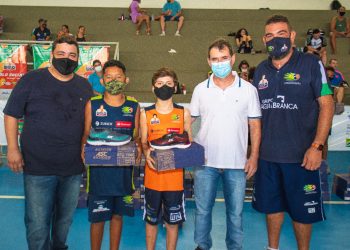 Alunos de basquete do Instituto Anderson Varejão ganham um par de tênis durante confraternização do projeto