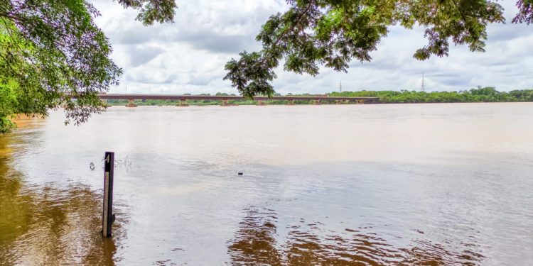 Nível do Rio Doce sobe em Linhares e Defesa Civil reforça alerta às famílias do Olaria