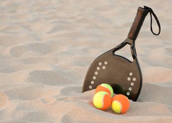 Verão: aulas gratuitas de beach tennis vão movimentar areias de Pontal do Ipiranga
