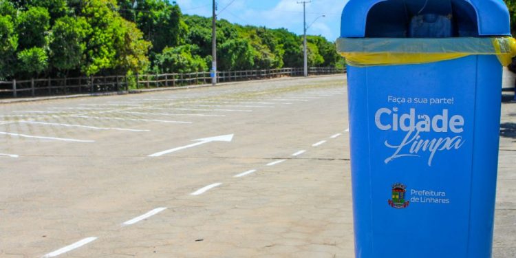 Mais de 72 toneladas de lixo são recolhidas das praias de Linhares durante o fim de semana