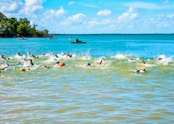 Atletas de Colatina participam da Travessia da Lagoa Juparanã a nado