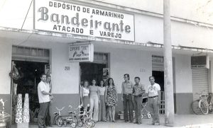 A primeira loja do grupo Bandeirante foi aberta em 1970 onde hoje e o mercado municipal