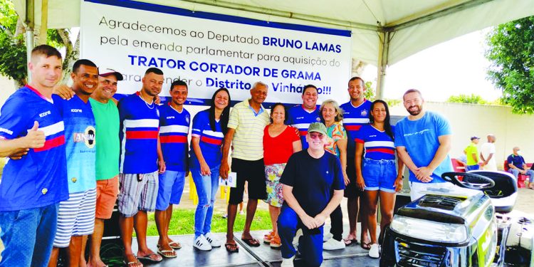 Deputado entrega obras e máquinas em Montanha