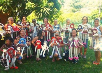 Idosas do Centro de Convivência confeccionam bonecas para crianças do município
