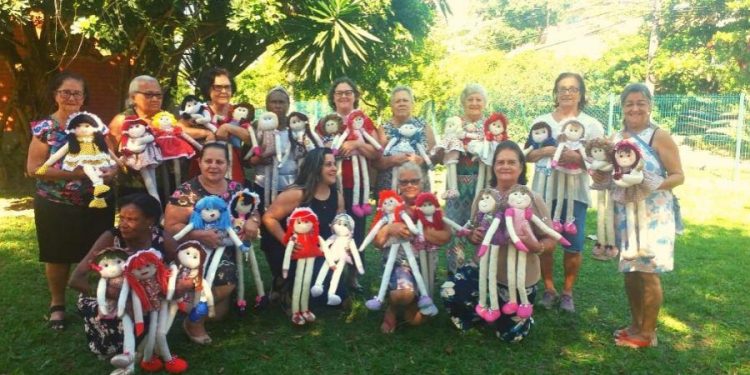 Idosas do Centro de Convivência confeccionam bonecas para crianças do município