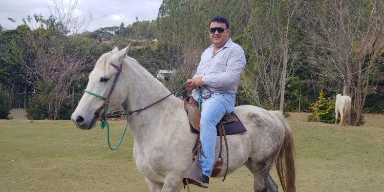 LEILOEIRO COLATINENSE ALEX PRETTI É CONVIDADO PARA GERIR GRANDES LEILÕES RURAIS NO ESTADO DE MINAS GERAI 1 LEILOEIRO COLATINENSE ALEX PRETTI É CONVIDADO PARA GERIR GRANDES LEILÕES RURAIS NO ESTADO DE MINAS GERAI