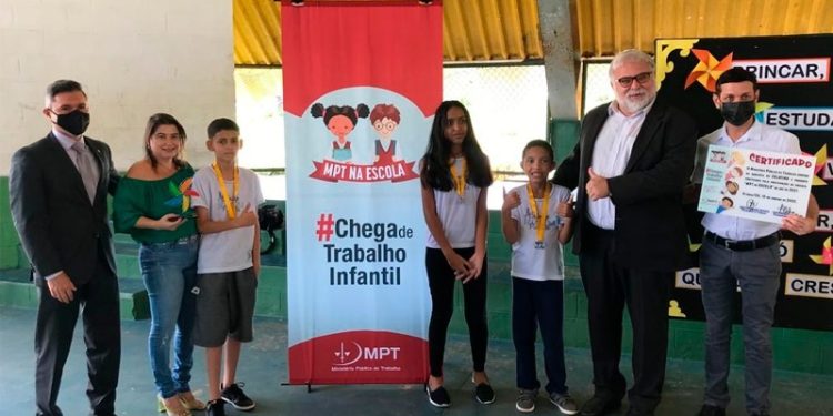 Projeto MPT na escola premia três alunos do Caic de Colatina 1 Projeto MPT na escola premia três alunos do Caic de Colatina