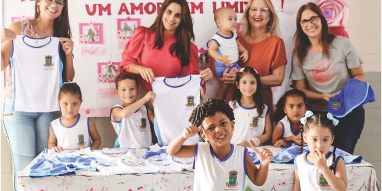 Continua distribuição de uniformes em Linhares 1 Continua distribuição de uniformes em Linhares