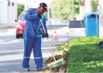 Equipes da Prefeitura faz limpeza de ruas e manutenção de jardinagem