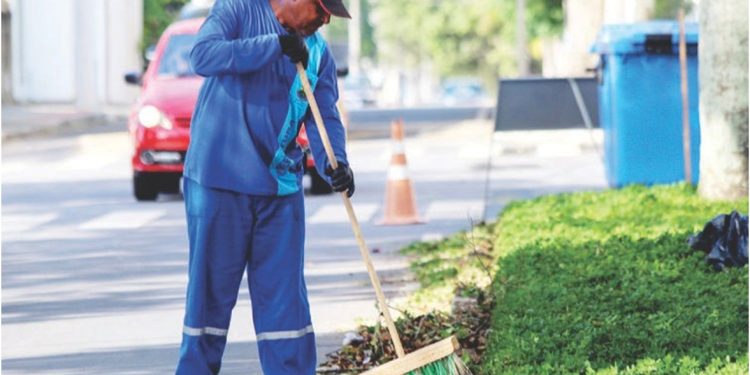 Equipes da Prefeitura faz limpeza de ruas e manutenção de jardinagem