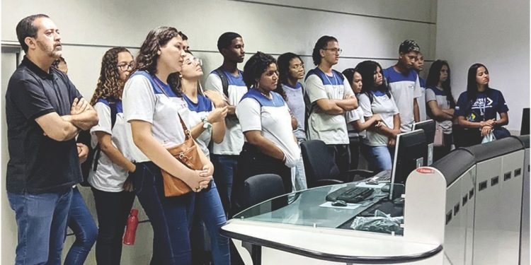 Estudantes do Senai da Serra visitam o Prodest